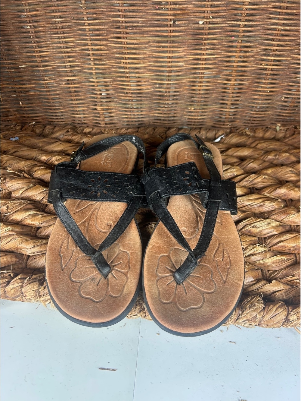 b.o.c black strappy thong sandals